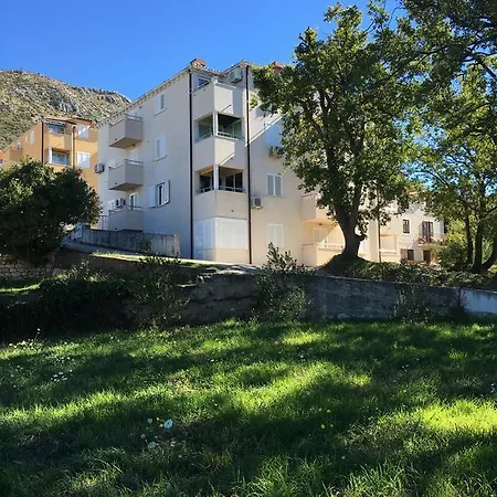 アパート Biserka ツァヴタット